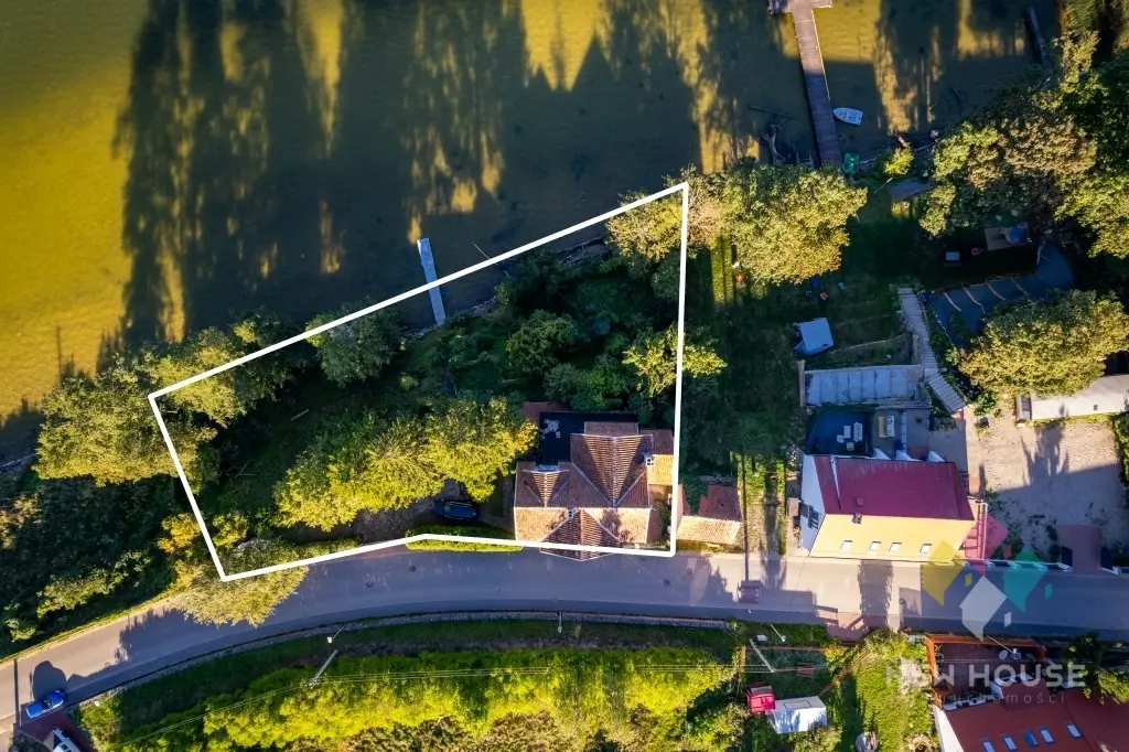 Stare Sady, dom z linią brzegową jeziora Tałty