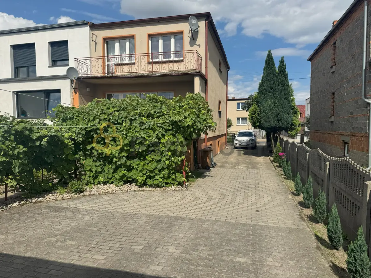 Dom bliźniak z dużym garażem na sprzedaż