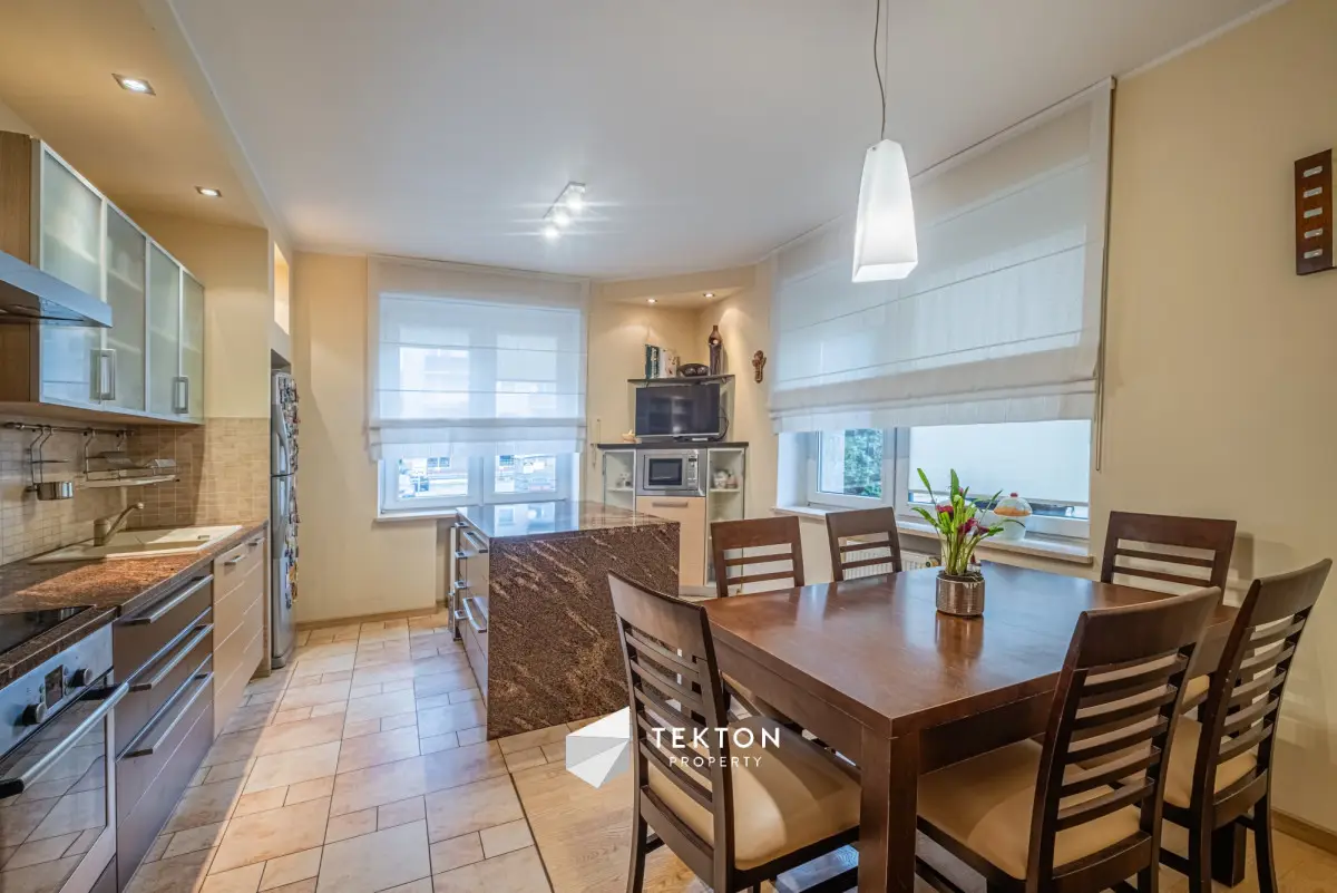 Elegancki Dom z bilardownią w atrakcyjnej okolicy