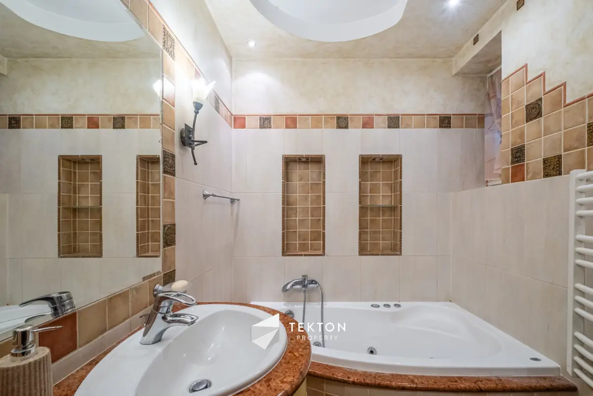 Elegancki Dom z bilardownią w atrakcyjnej okolicy