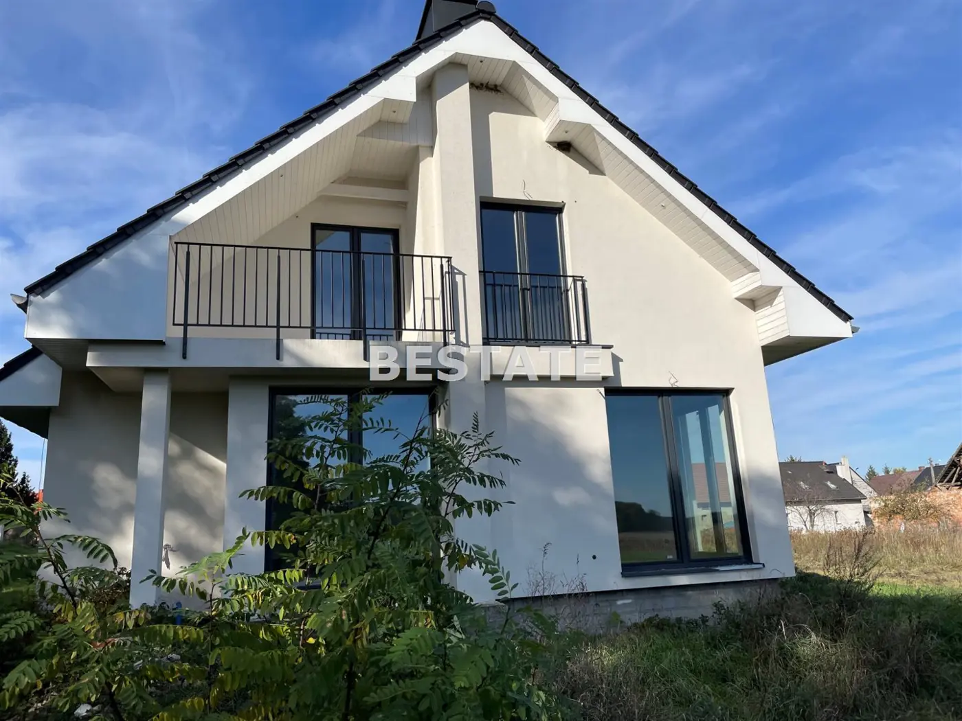 Dom na dużej działce w zaciszu zieleni