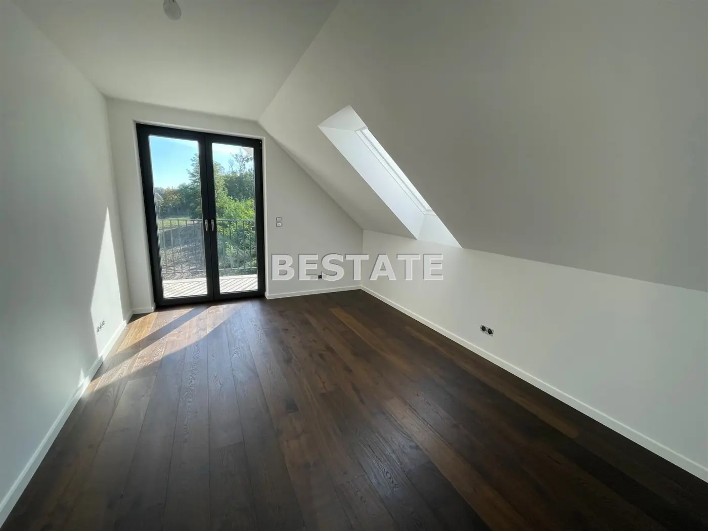 Dom na dużej działce w zaciszu zieleni