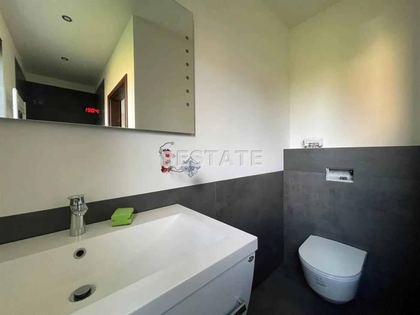 Dom na dużej działce w zaciszu zieleni