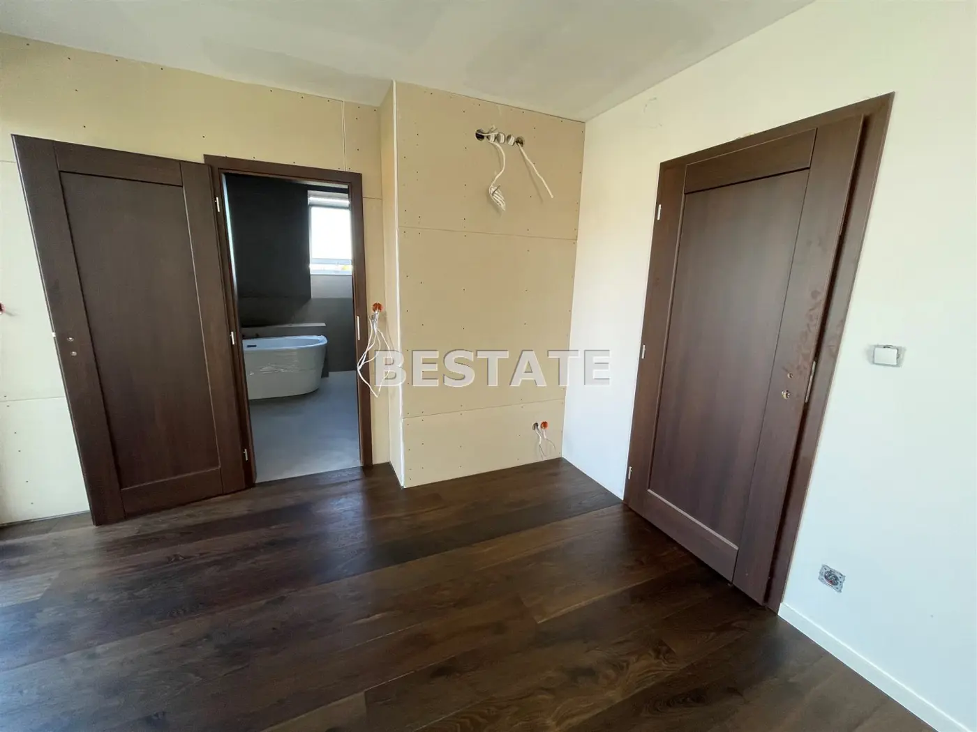 Dom na dużej działce w zaciszu zieleni