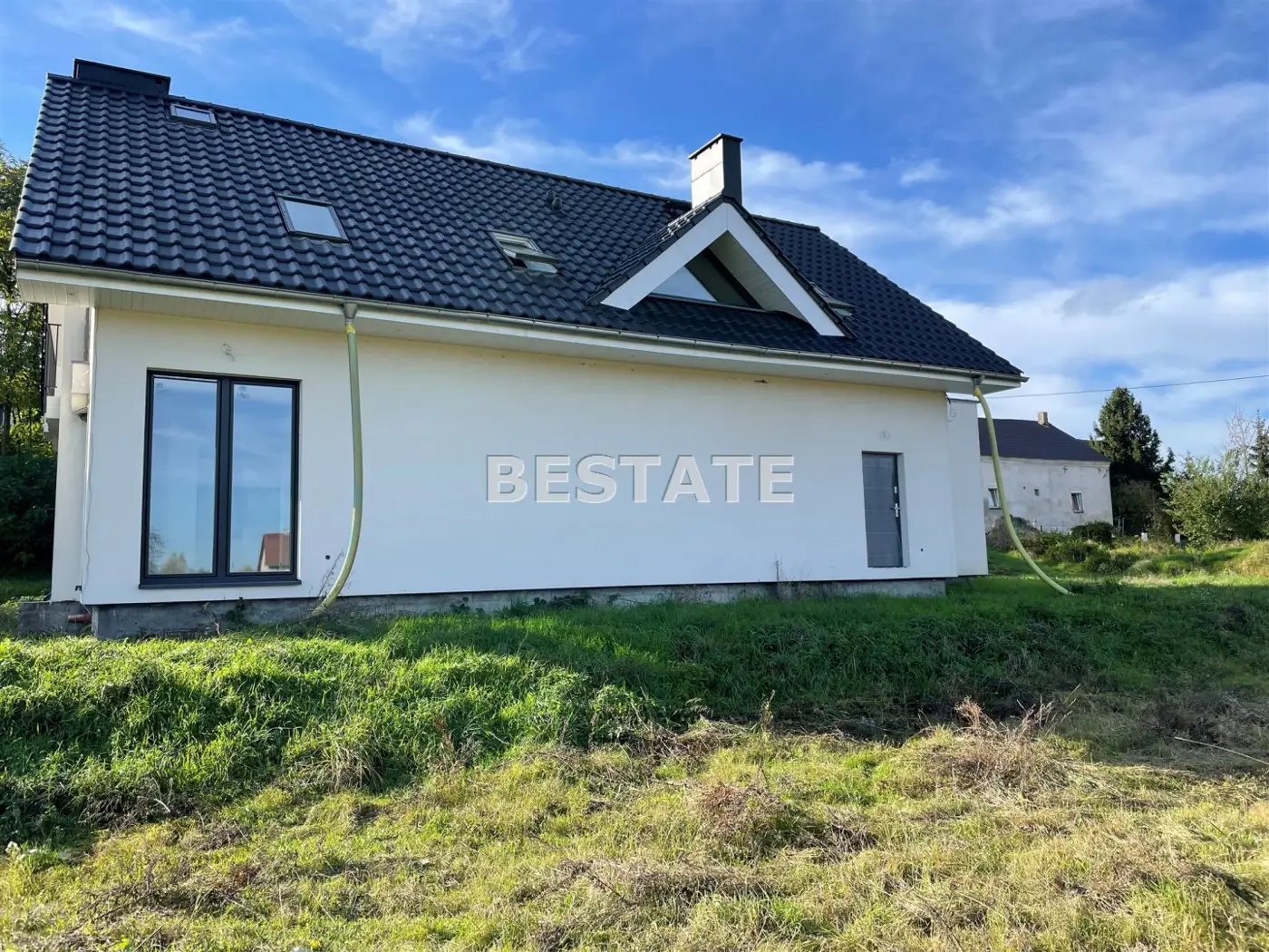 Dom na dużej działce w zaciszu zieleni