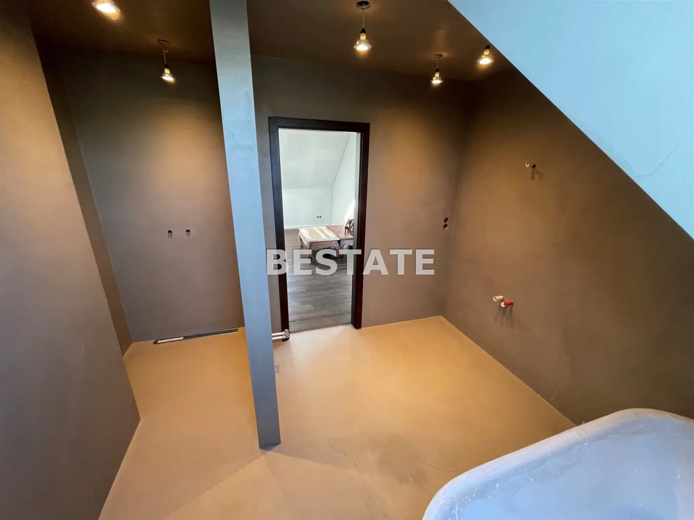 Dom na dużej działce w zaciszu zieleni