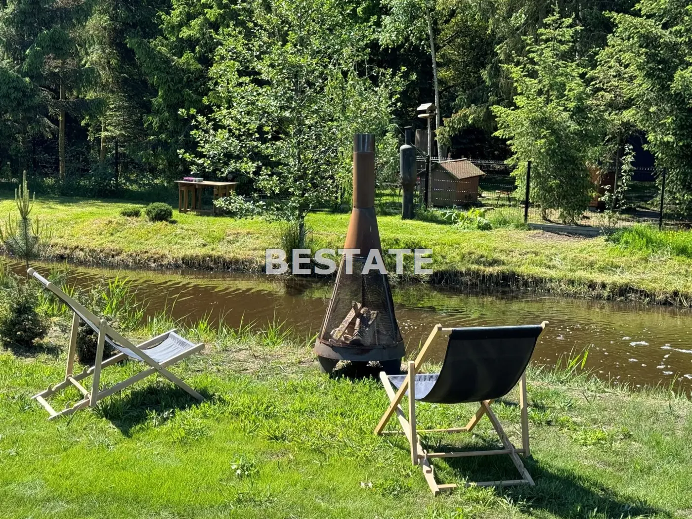 Obrzeża Lubszy. Domek ze stawem w zaciszu zieleni.