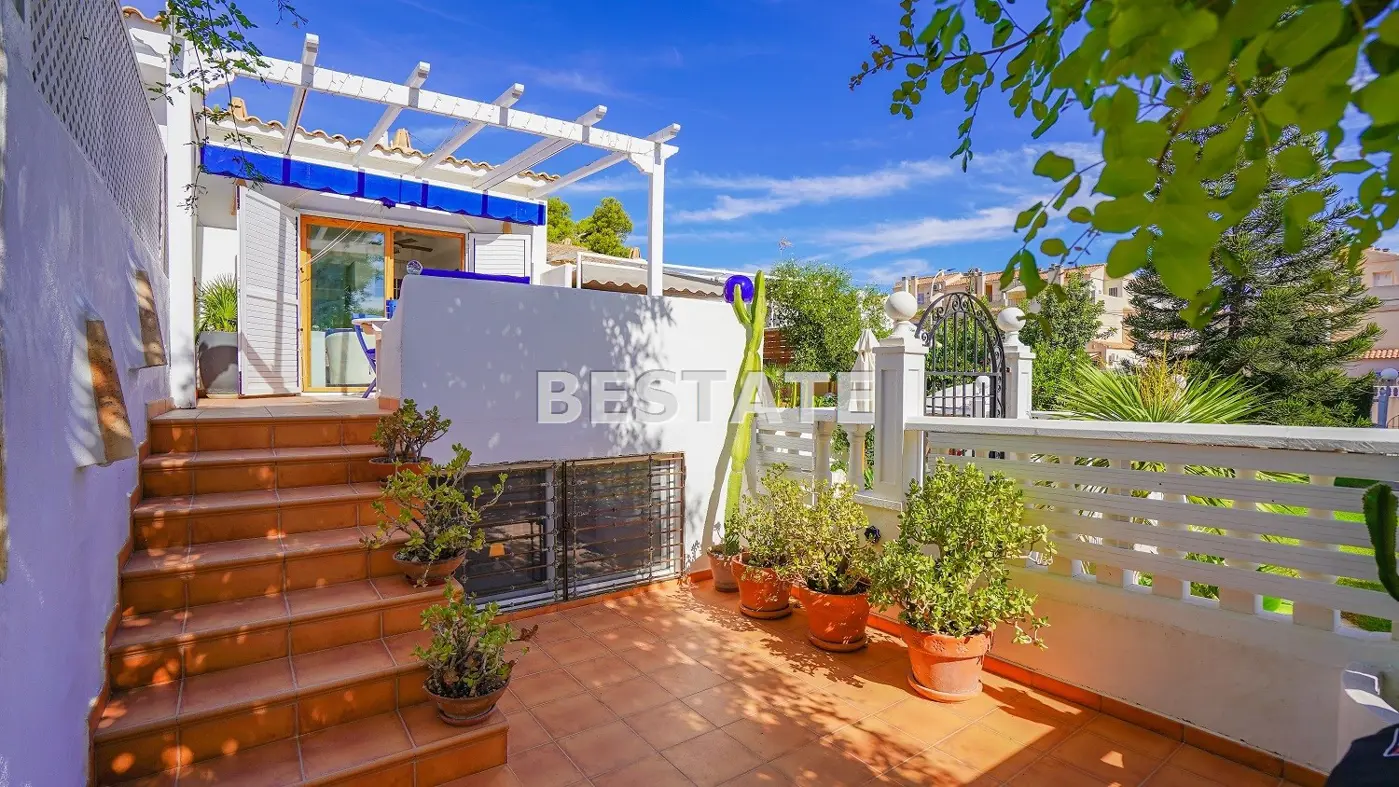 Mały domek z basenem, Alicante, Hiszpania