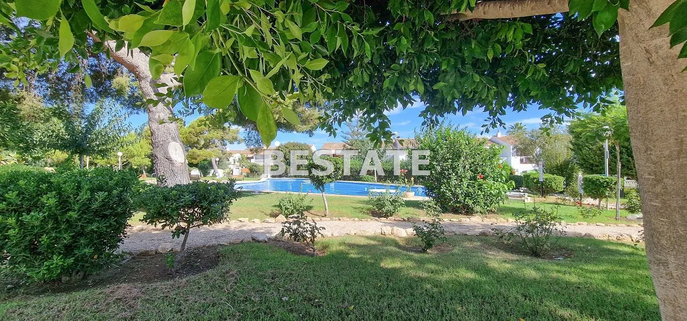 Mały domek z basenem, Alicante, Hiszpania