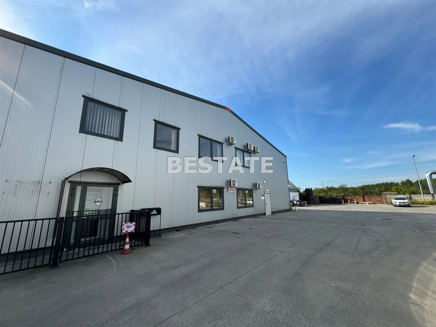 Hala pod usługi - biuro, 260 m.kw