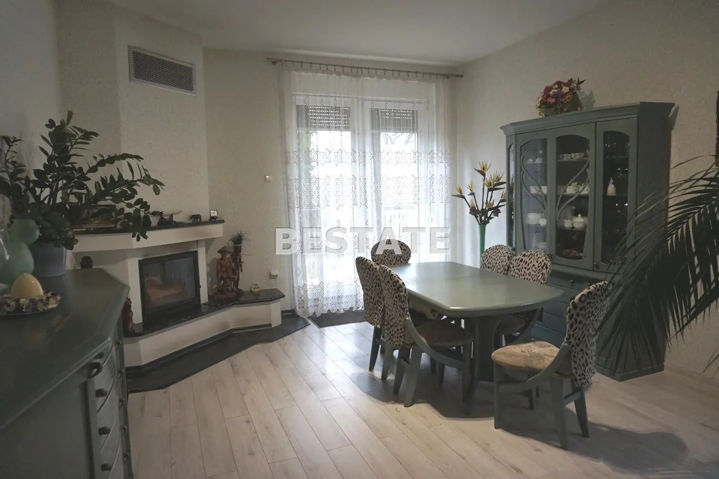 Dom mieszkalny, budynki pod działalność