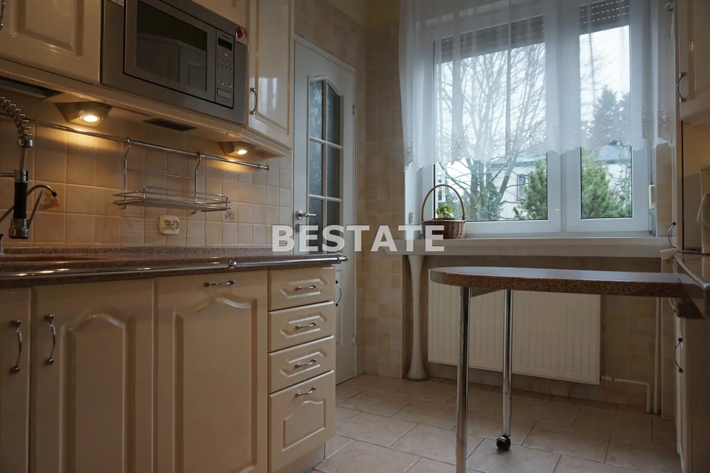 Dom mieszkalny, budynki pod działalność