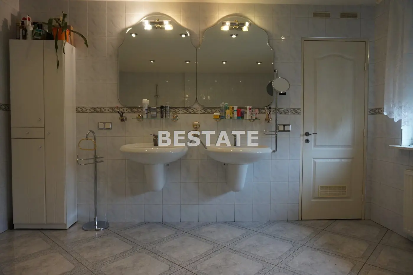 Dom mieszkalny, budynki pod działalność