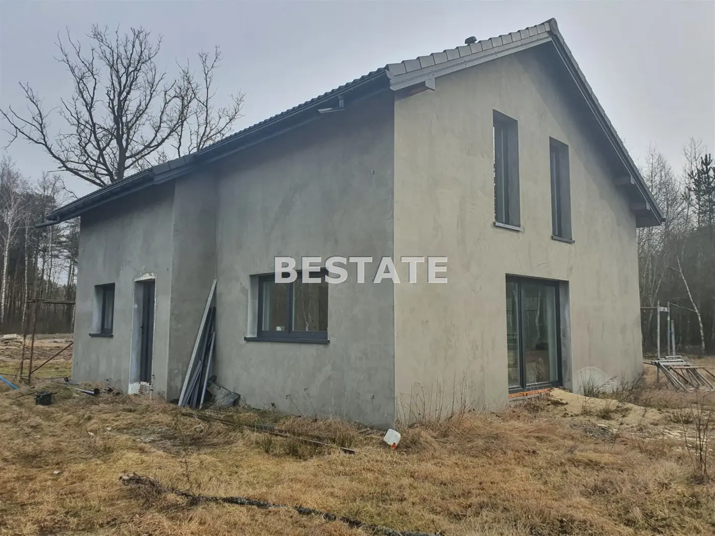 Dom w stanie surowym zamknietym w zielonej okolicy