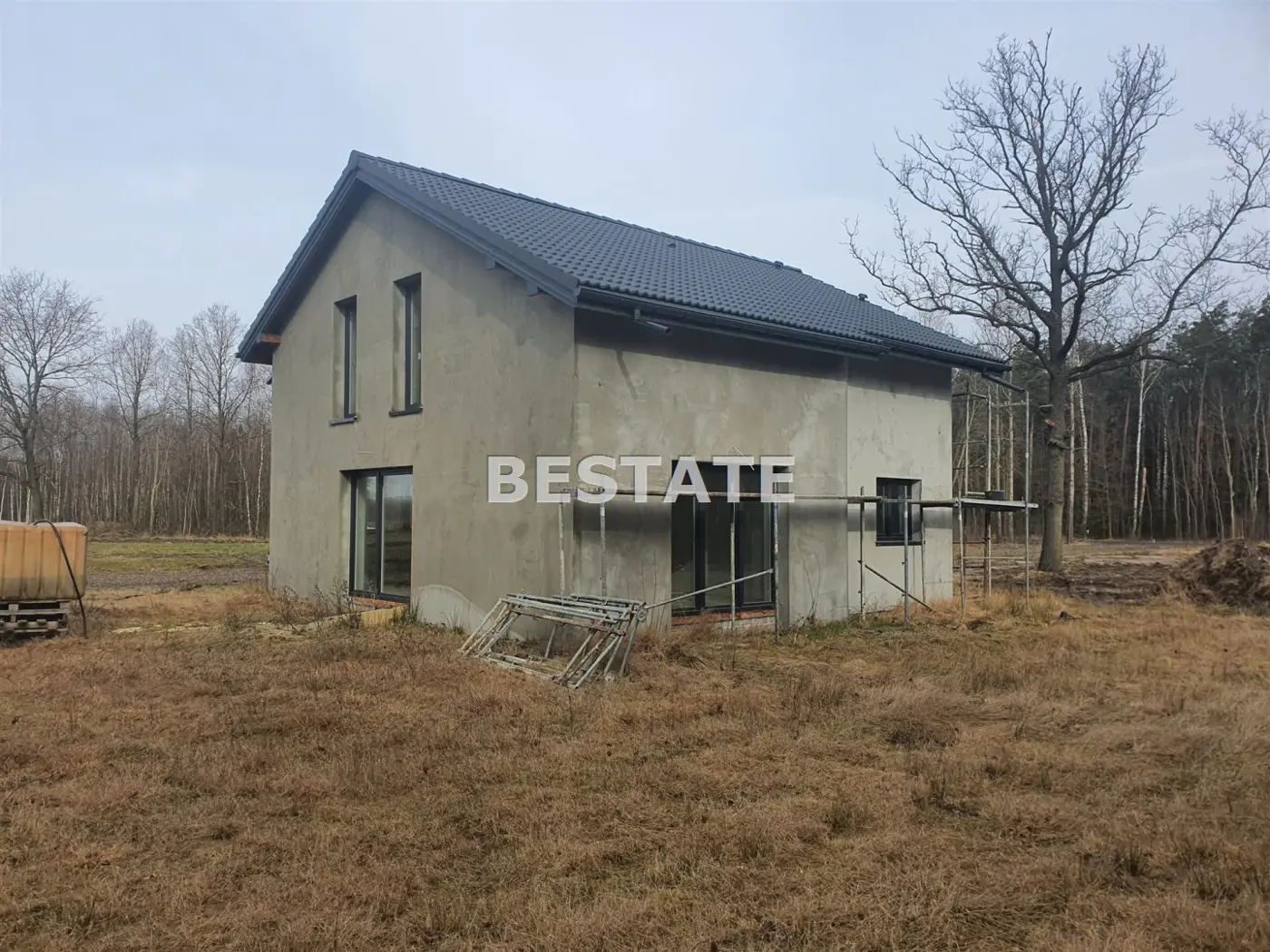 Dom w stanie surowym zamknietym w zielonej okolicy