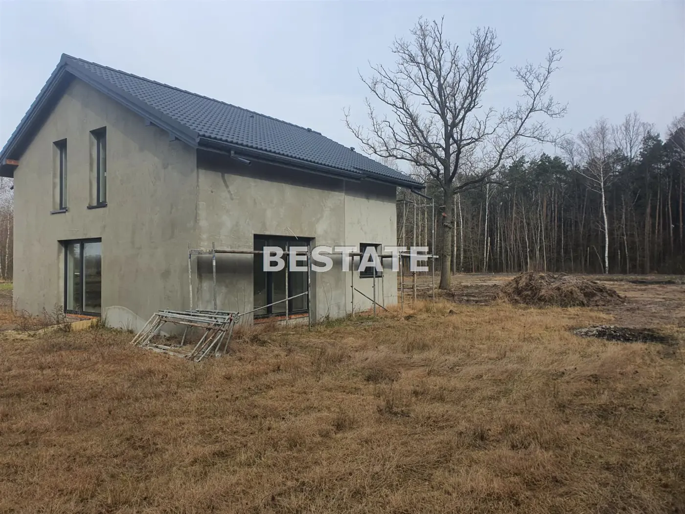 Dom w stanie surowym zamknietym w zielonej okolicy