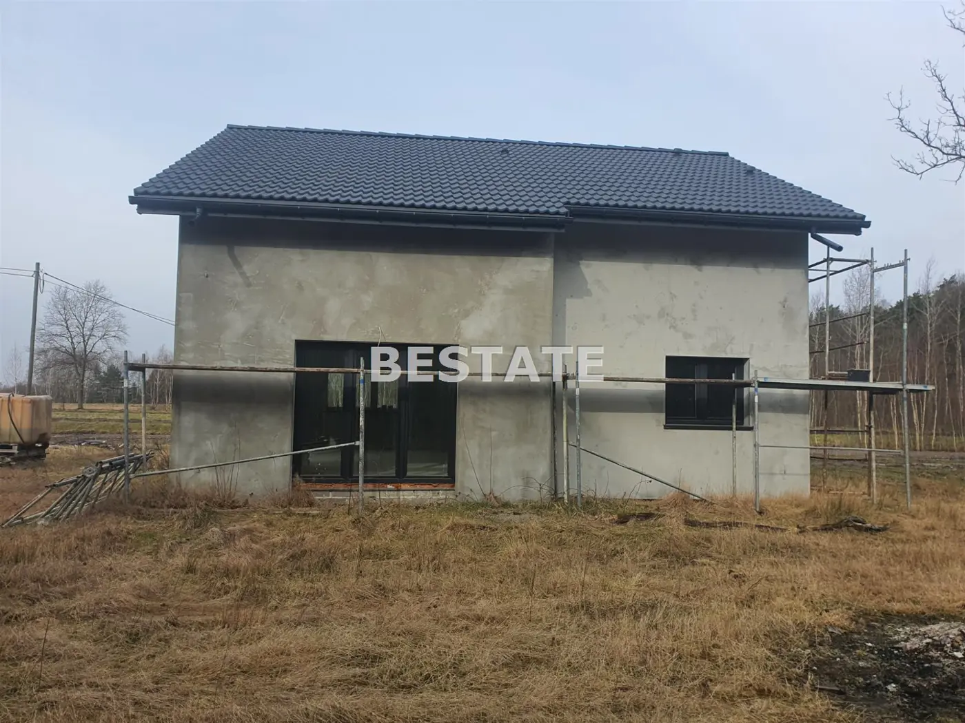 Dom w stanie surowym zamknietym w zielonej okolicy