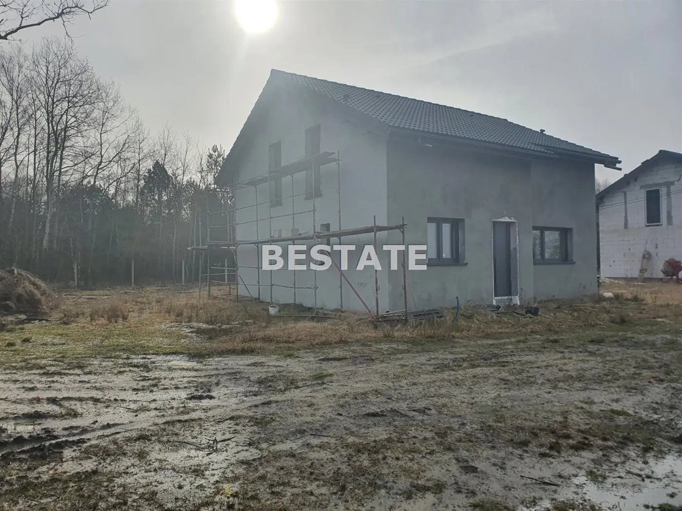 Dom w stanie surowym zamknietym w zielonej okolicy