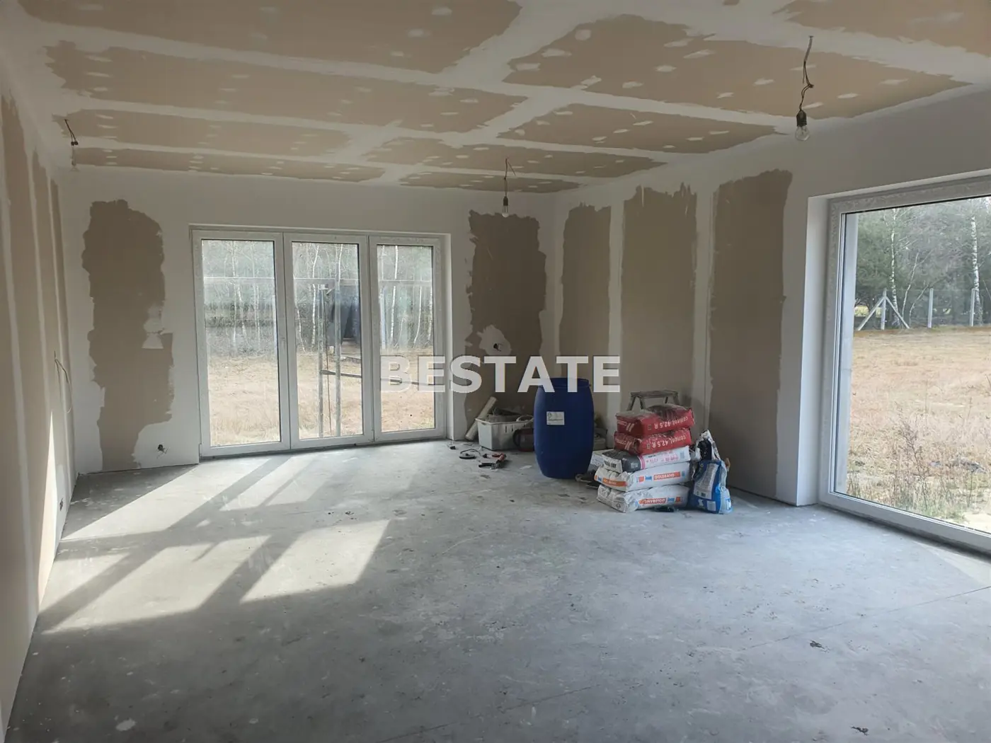 Dom w stanie surowym zamknietym w zielonej okolicy