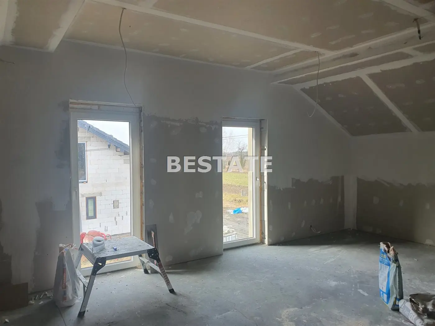 Dom w stanie surowym zamknietym w zielonej okolicy