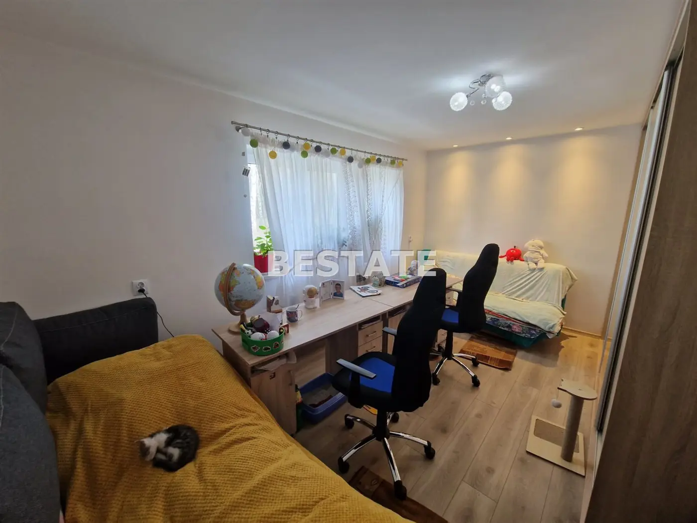 Uroczy dom do zamieszkania, w lesie, Kolonia-Ldzań