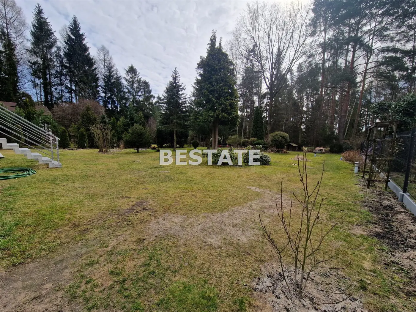 Uroczy dom do zamieszkania, w lesie, Kolonia-Ldzań