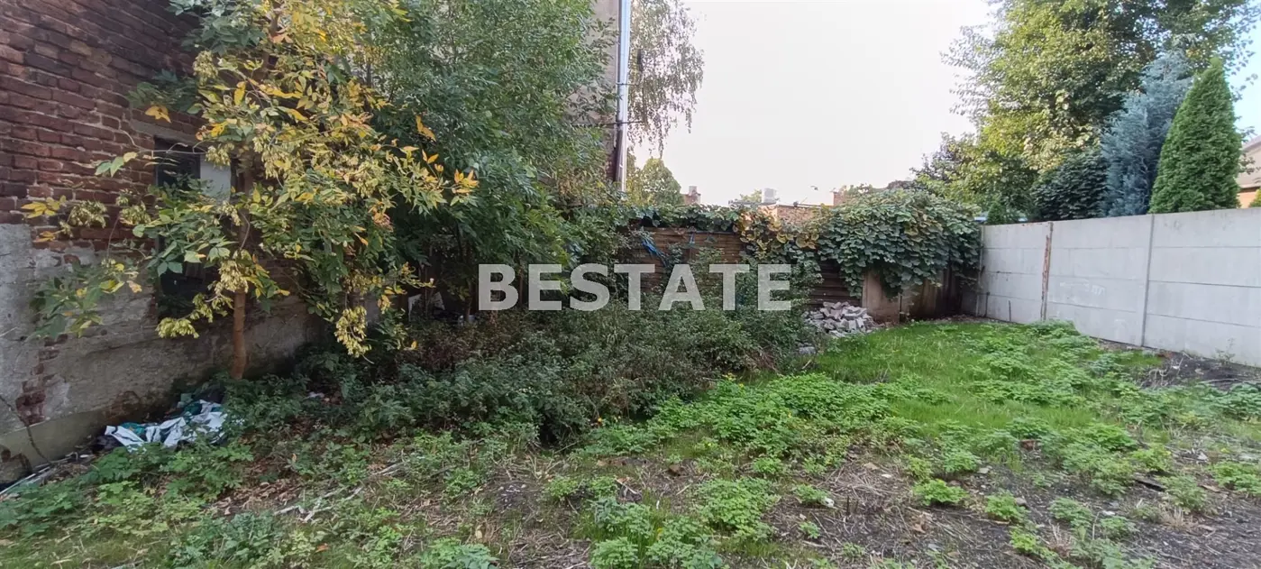 Mały dom w centrum miasta