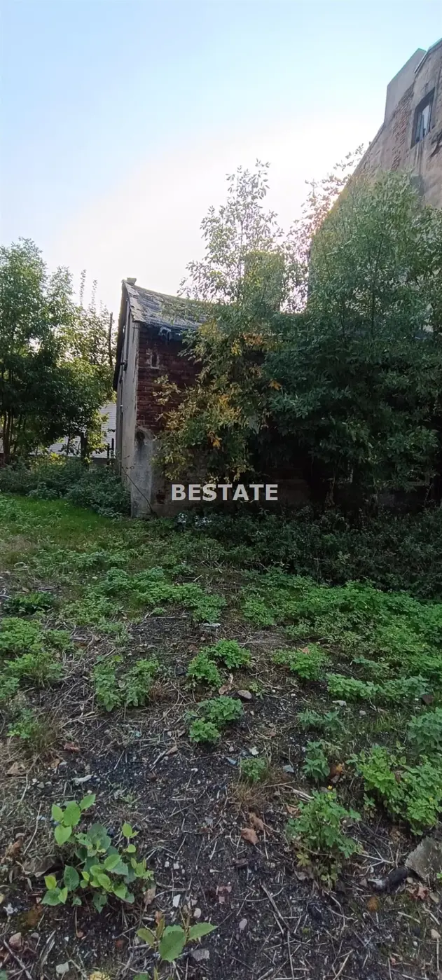 Mały dom w centrum miasta