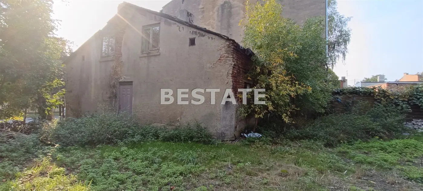 Mały dom w centrum miasta