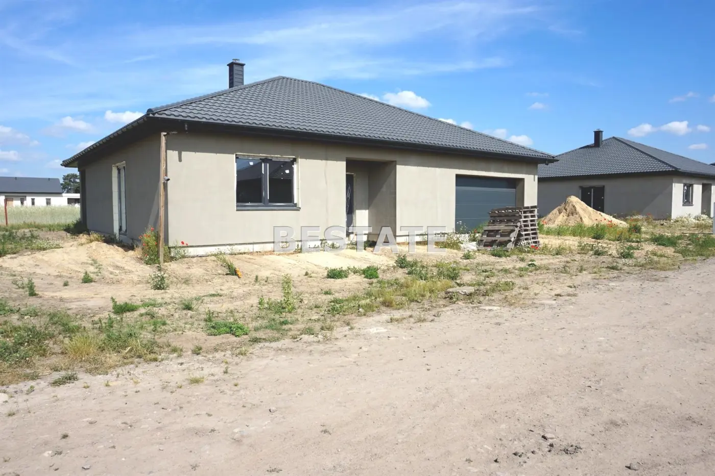 Parterowy dom z garażem, stan surowy zamknięty