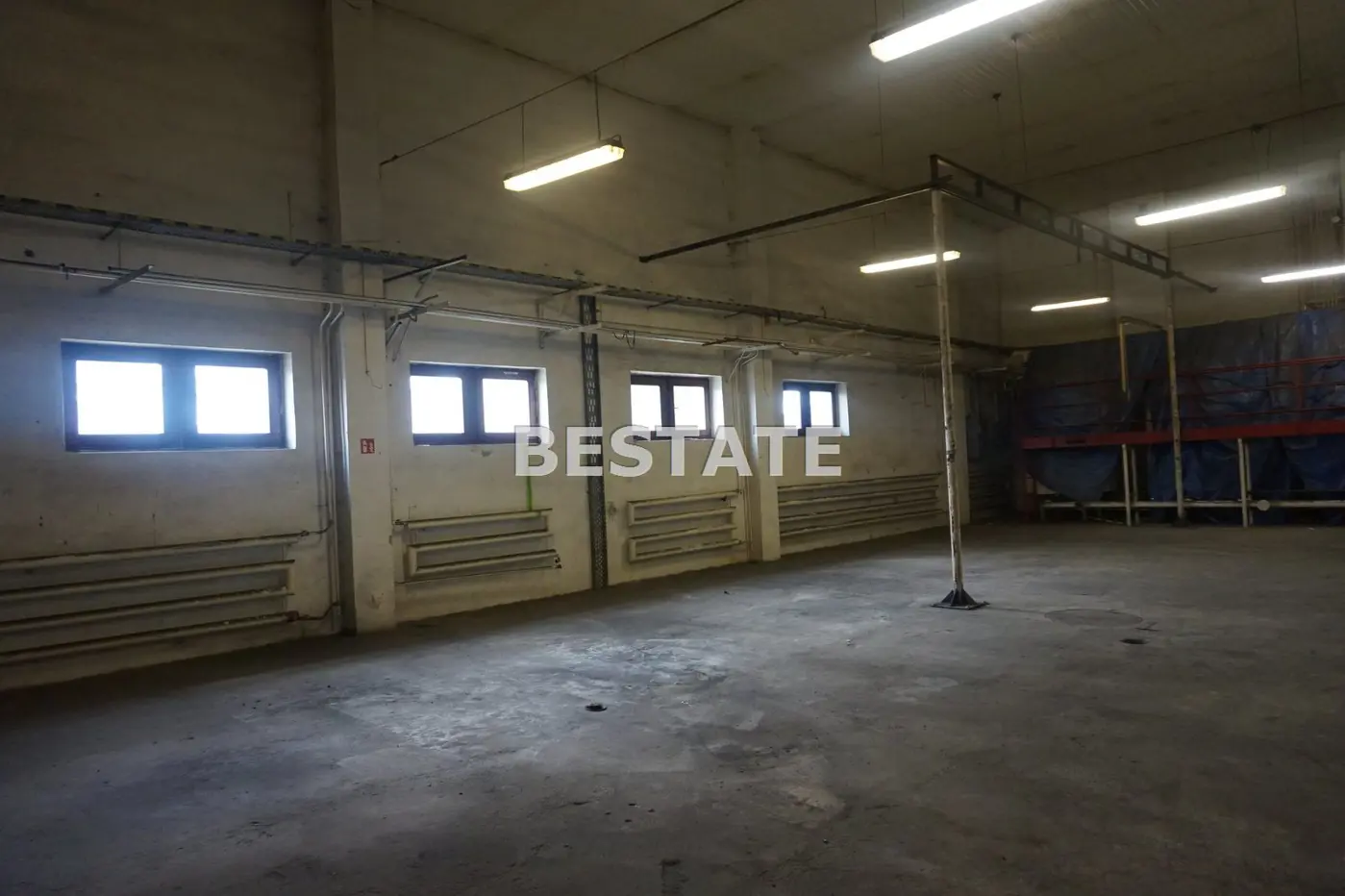 Magazyn na obrzeżach Pabianic, blisko S8