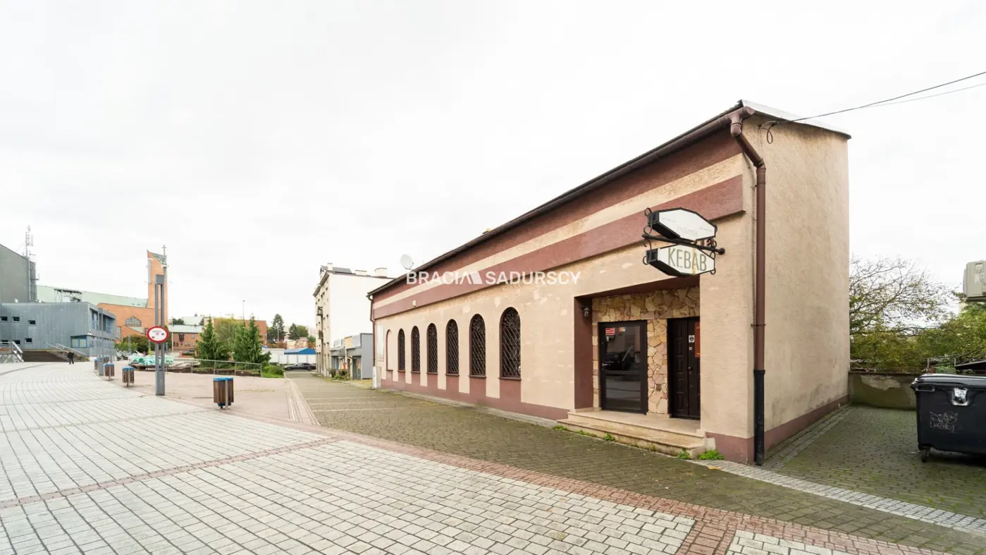 Usługowo-mieszkalny w centrum z własnym parkingiem