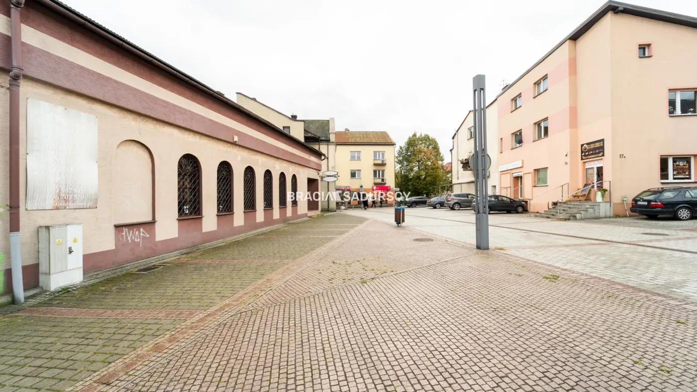 Usługowo-mieszkalny w centrum z własnym parkingiem