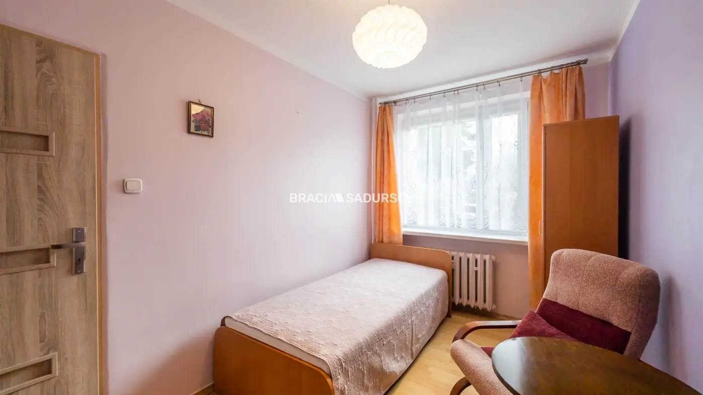 4 POKOJOWE MIESZKANIE, DO LEKKIEGO ODŚWIEŻENIA