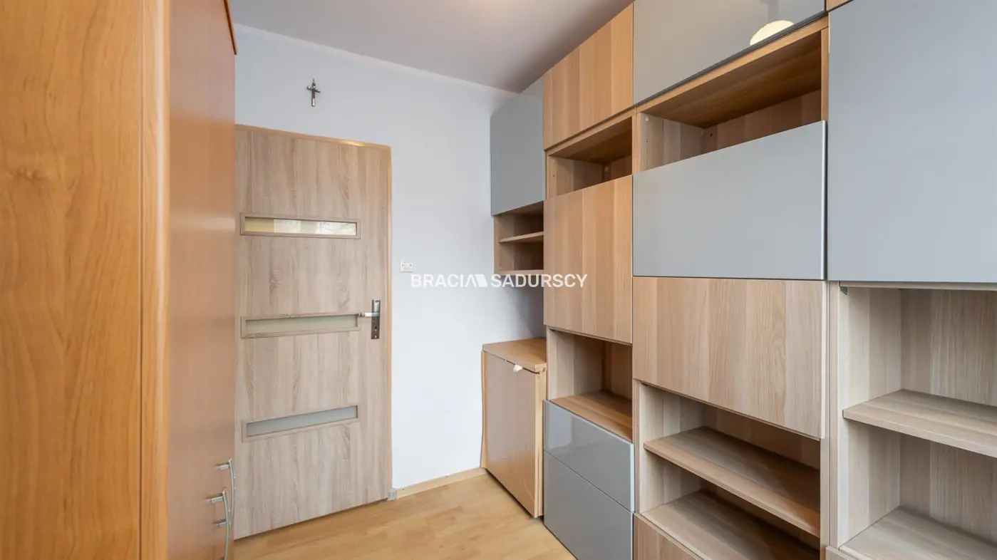 4 POKOJOWE MIESZKANIE, DO LEKKIEGO ODŚWIEŻENIA