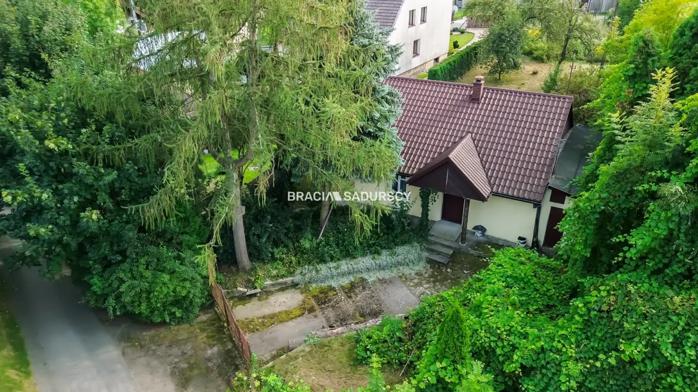 Dom z działką, Wrząsowice, media, przystanek MPK