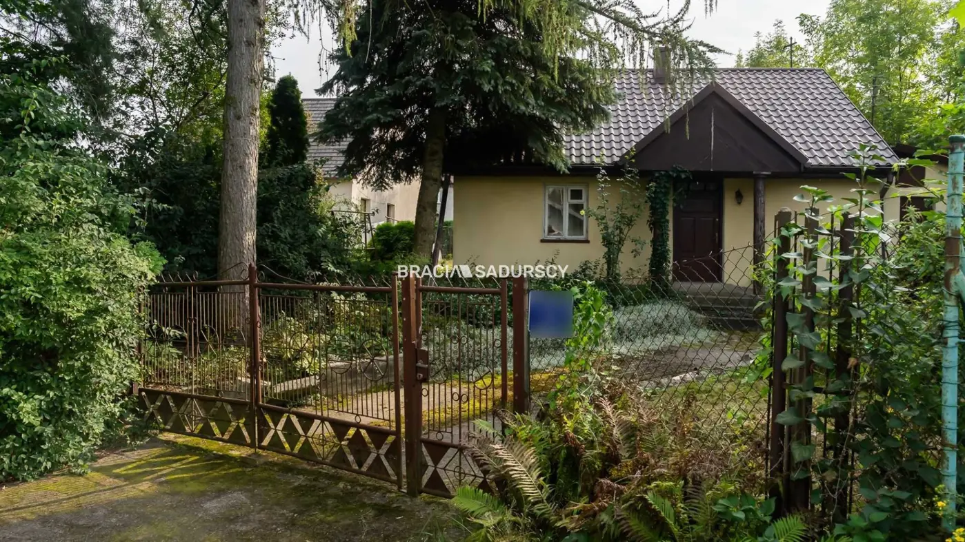 Dom z działką, Wrząsowice, media, przystanek MPK