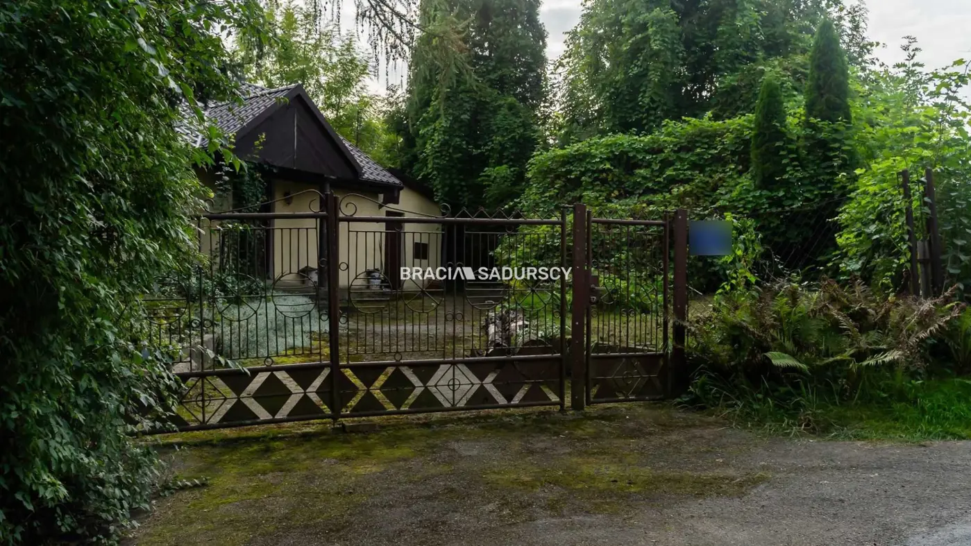 Dom z działką, Wrząsowice, media, przystanek MPK