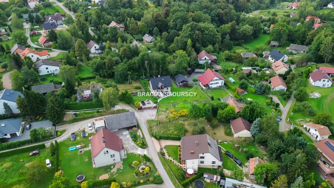 Dom z działką, Wrząsowice, media, przystanek MPK