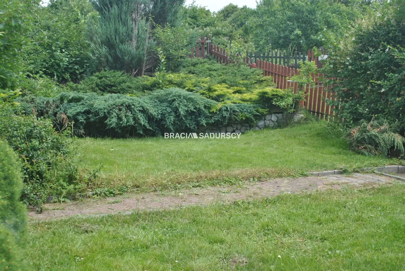 Działka ROD zabudowana budynkiem murowanym.