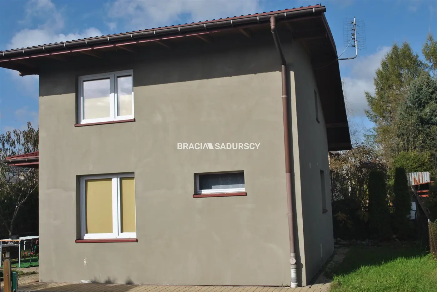 Działka ROD zabudowana budynkiem murowanym.