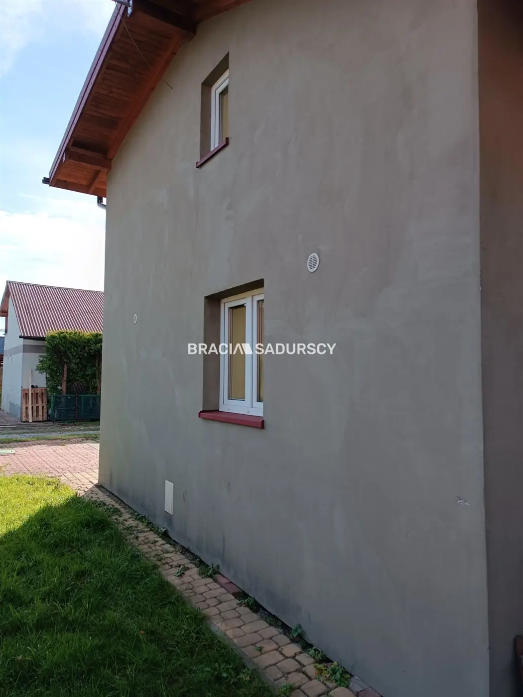 Działka ROD zabudowana budynkiem murowanym.