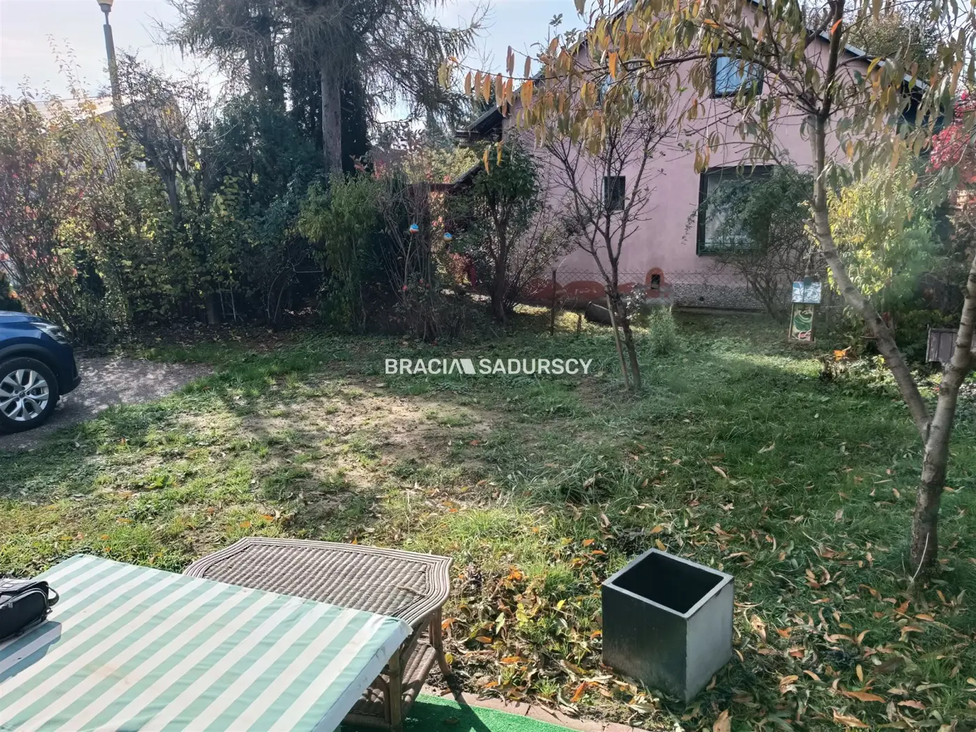 Działka ROD zabudowana budynkiem murowanym.