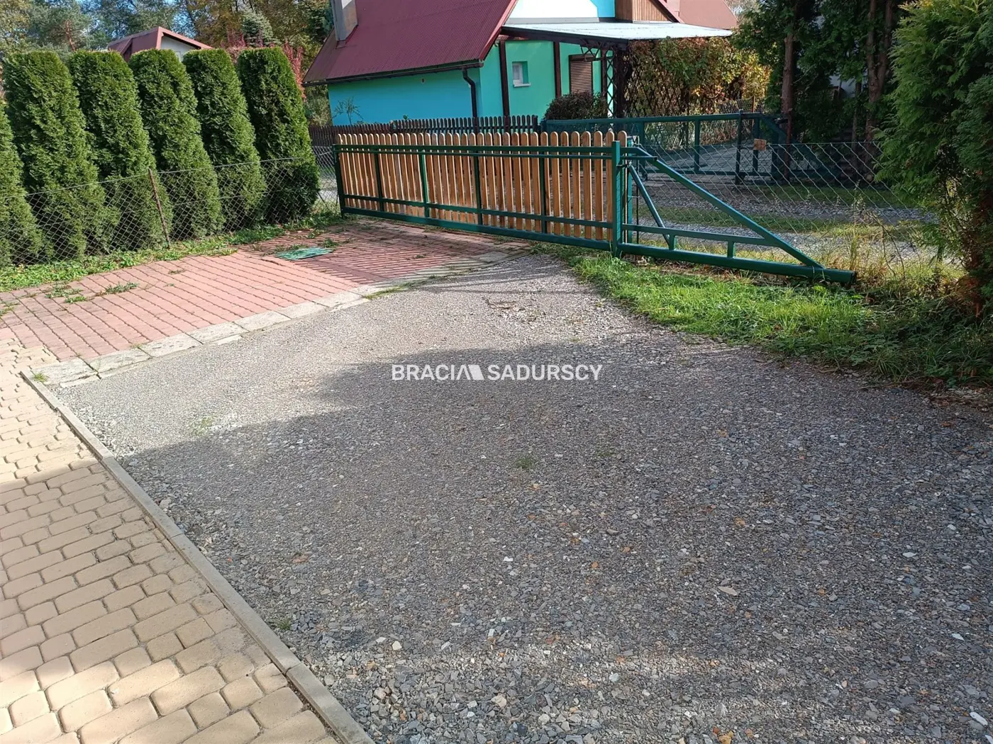 Działka ROD zabudowana budynkiem murowanym.