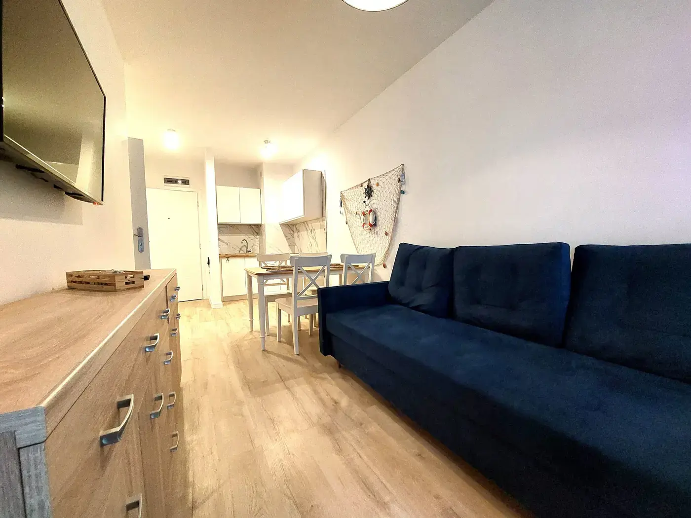 Wynajem długoterminowy. Mieszkanie przy porcie rybackim, 2 piętro i 2 pokoje.