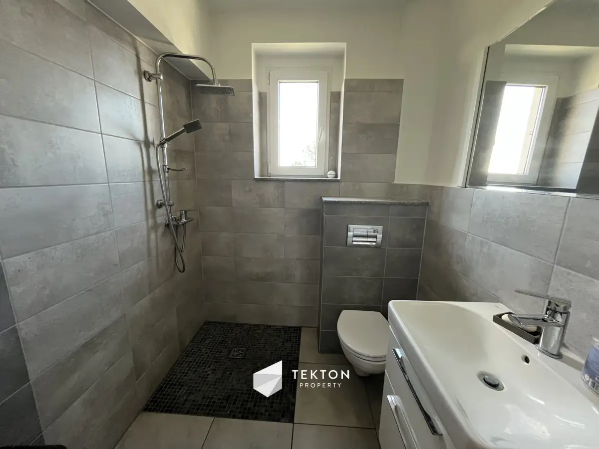 Dwurodzinny dom z budynkiem gospodarczym, Nakło