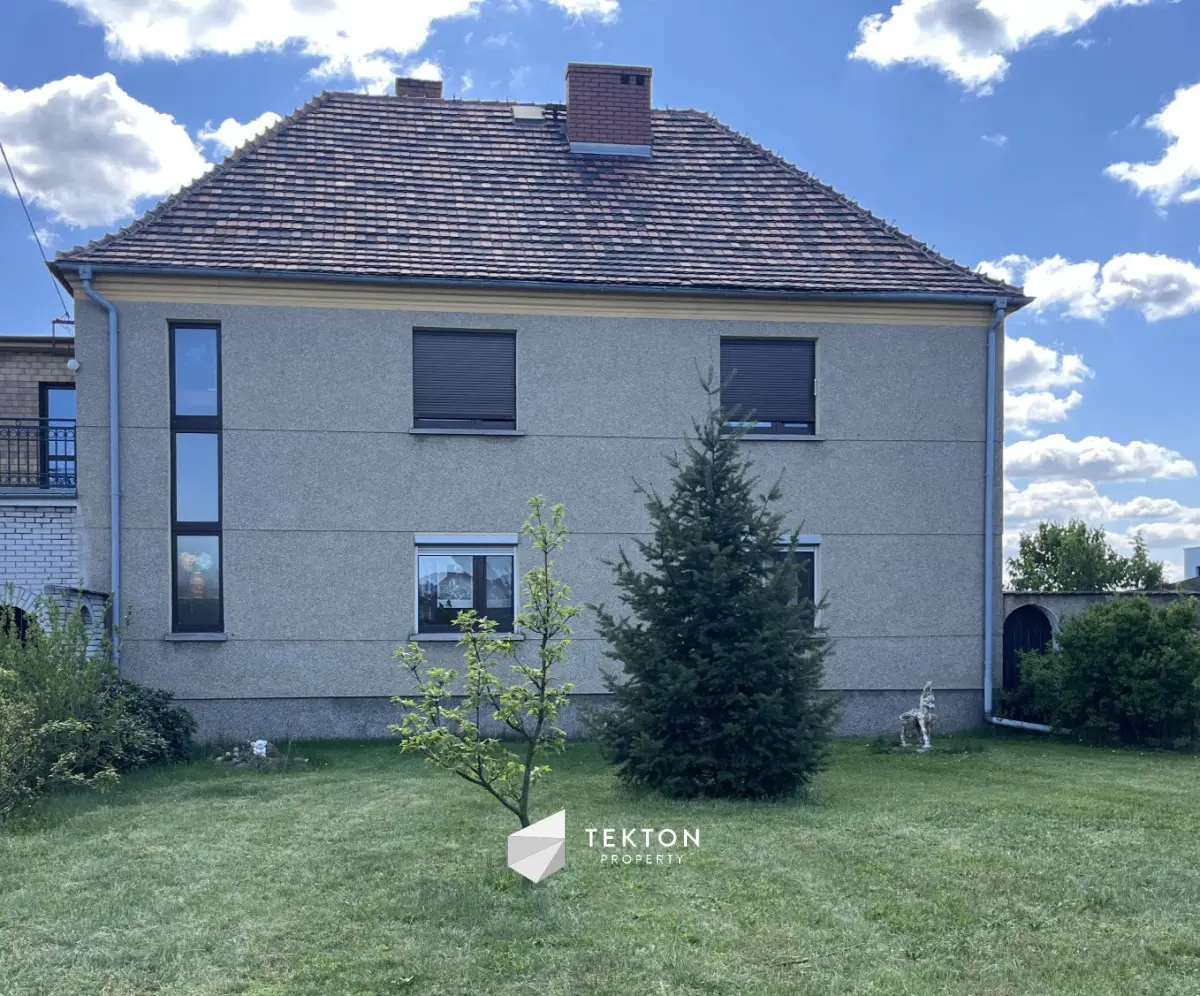 Dwurodzinny dom z budynkiem gospodarczym, Nakło