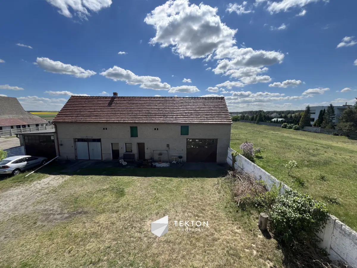 Dwurodzinny dom z budynkiem gospodarczym, Nakło