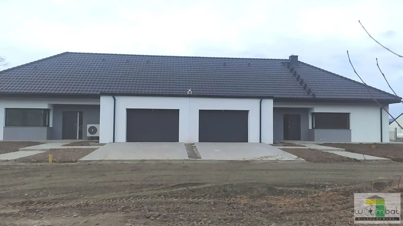 Nowoczesny dom parterowy w zabudowie bliżniaczej.