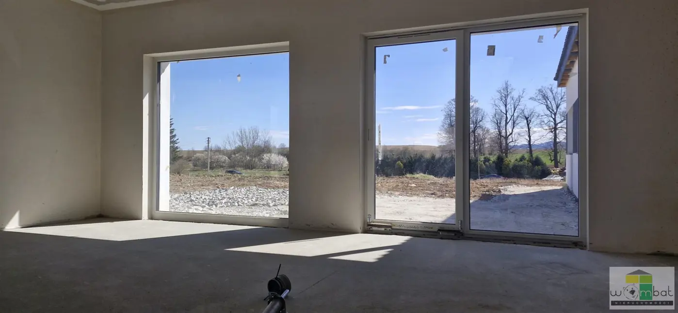 Nowoczesny dom parterowy w zabudowie bliżniaczej.